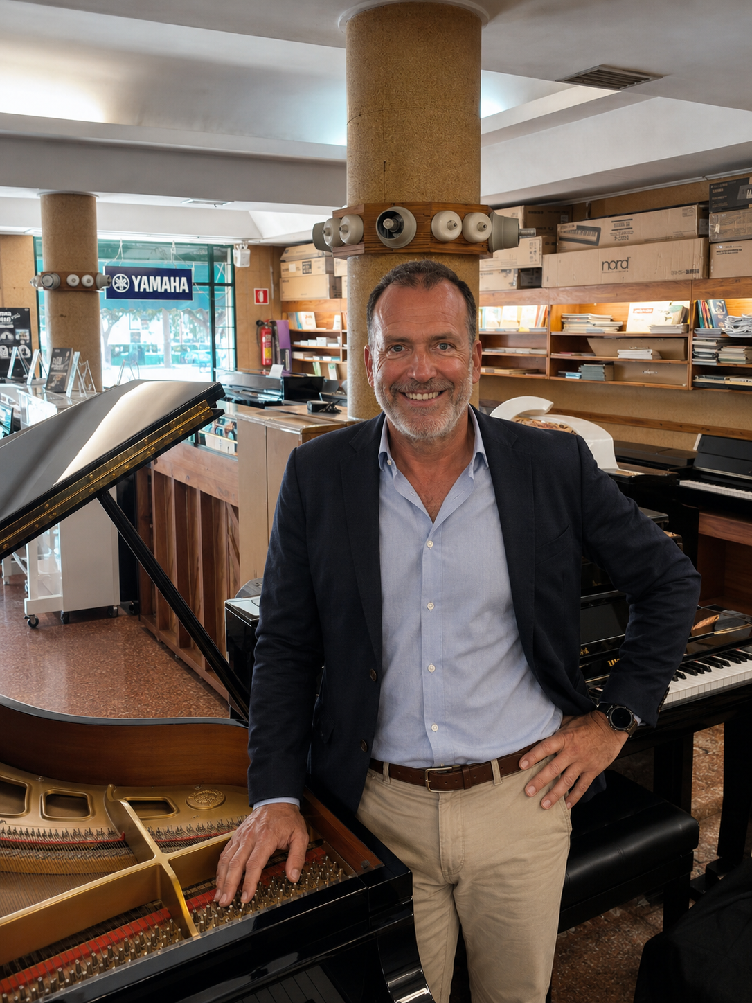 Carlos Salom en una tienda Musicasa