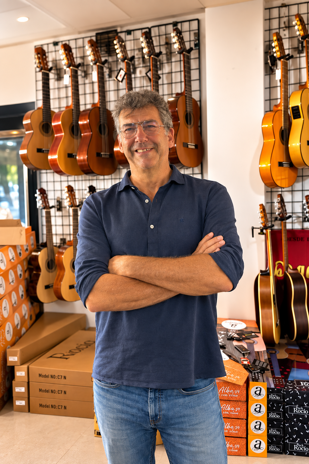 Jaime Salom en una tienda Musicasa